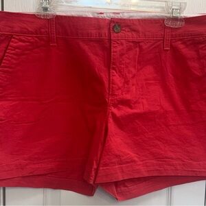 Old Navy Coral/Red Flat-Front Women's Shorts. In very good pre-owned condition.